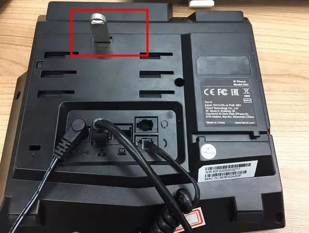 Inserte la unidad USB en el teléfono