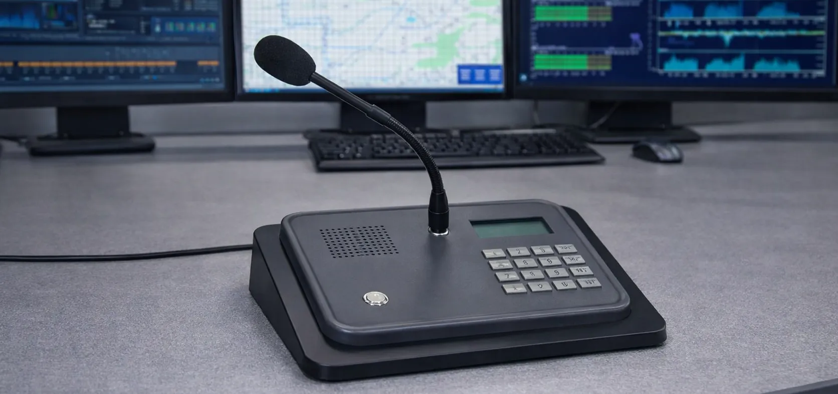 Micrófono SIP GP100 en un escritorio para megafonía y difusión por intercomunicación