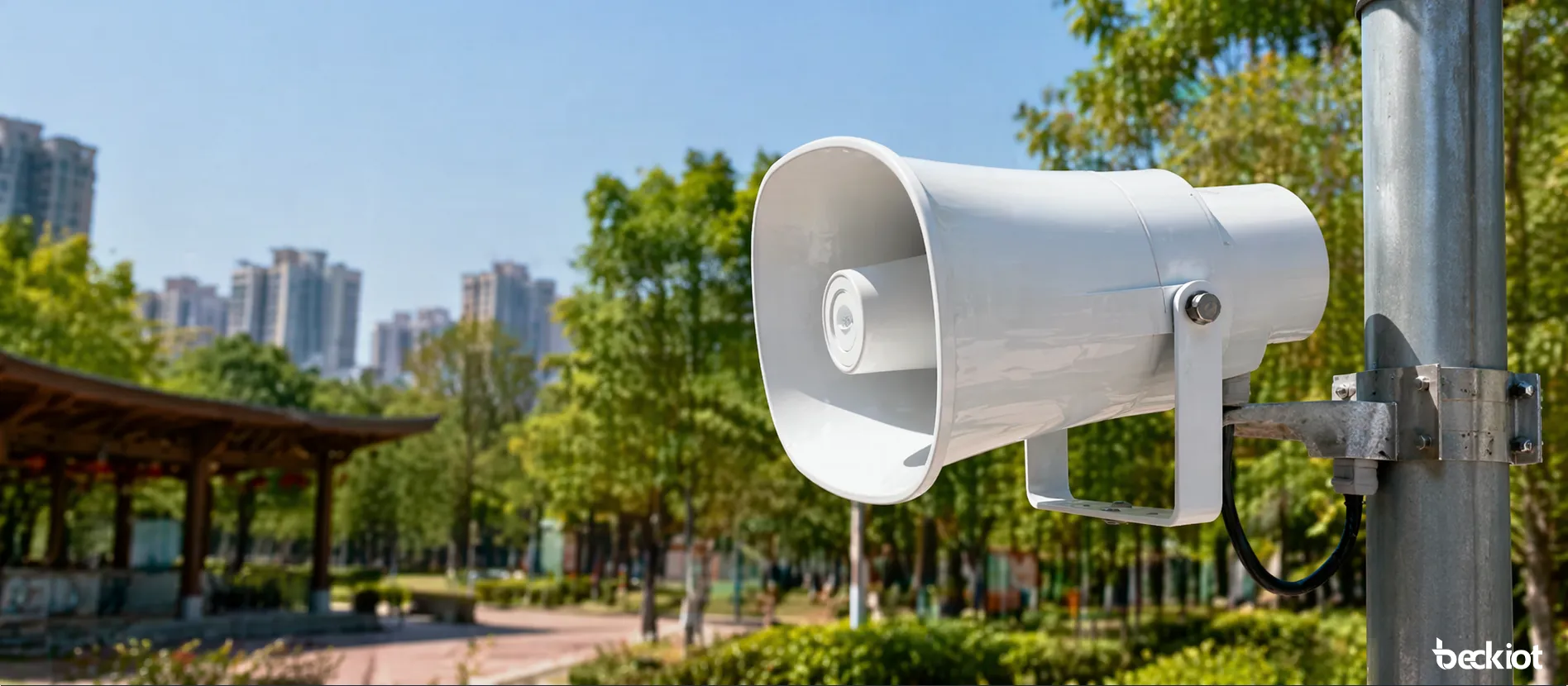 Altavoz SIP PA-BHS-IP15 instalado en un entorno de comunicación pública exterior