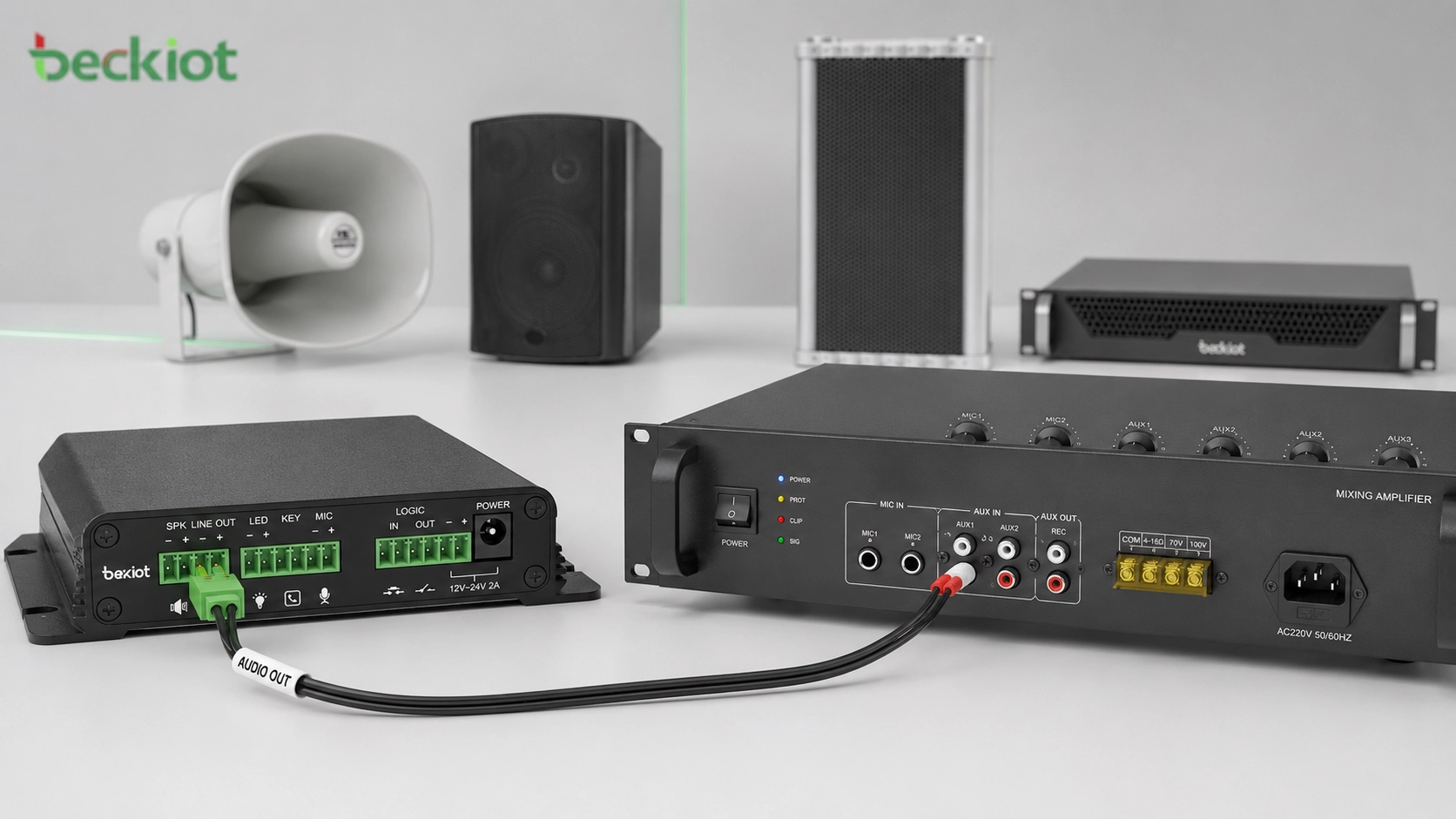 Amplificador PA tradicional con entrada RCA conectado a salida de audio por terminal Phoenix de una pasarela de megafonía SIP