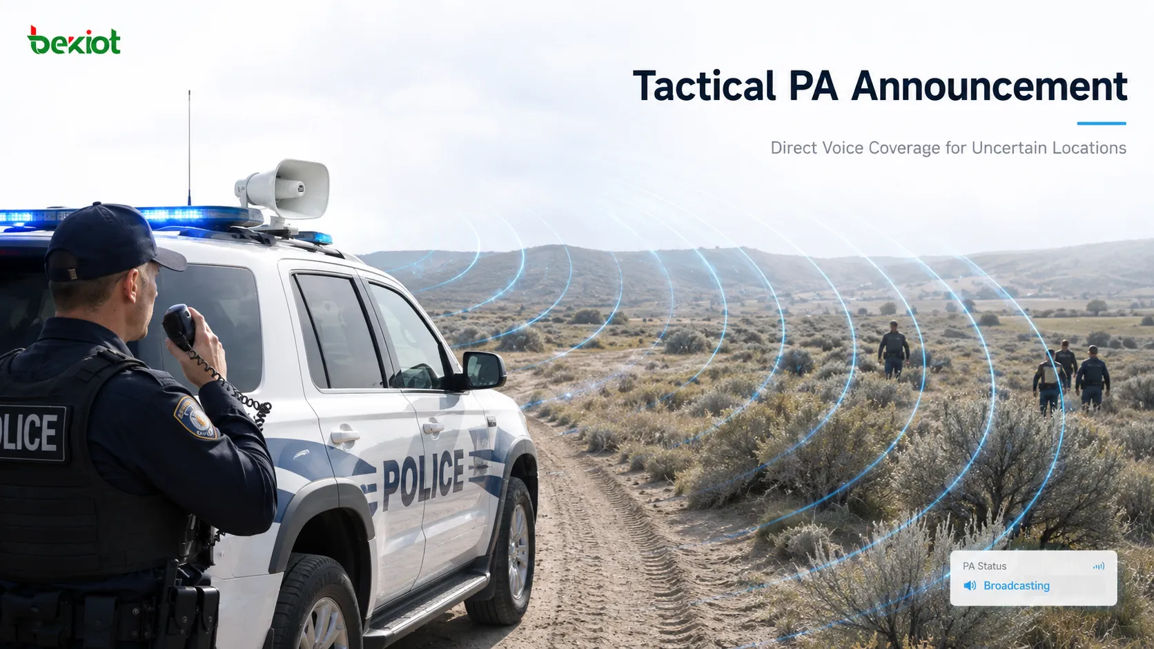 Vehículo patrulla que utiliza un sistema de megafonía para transmitir instrucciones tácticas en una zona de búsqueda